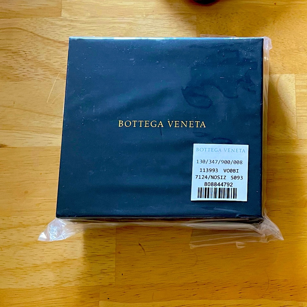 Brand new beautiful Bottega Veneta wallet !